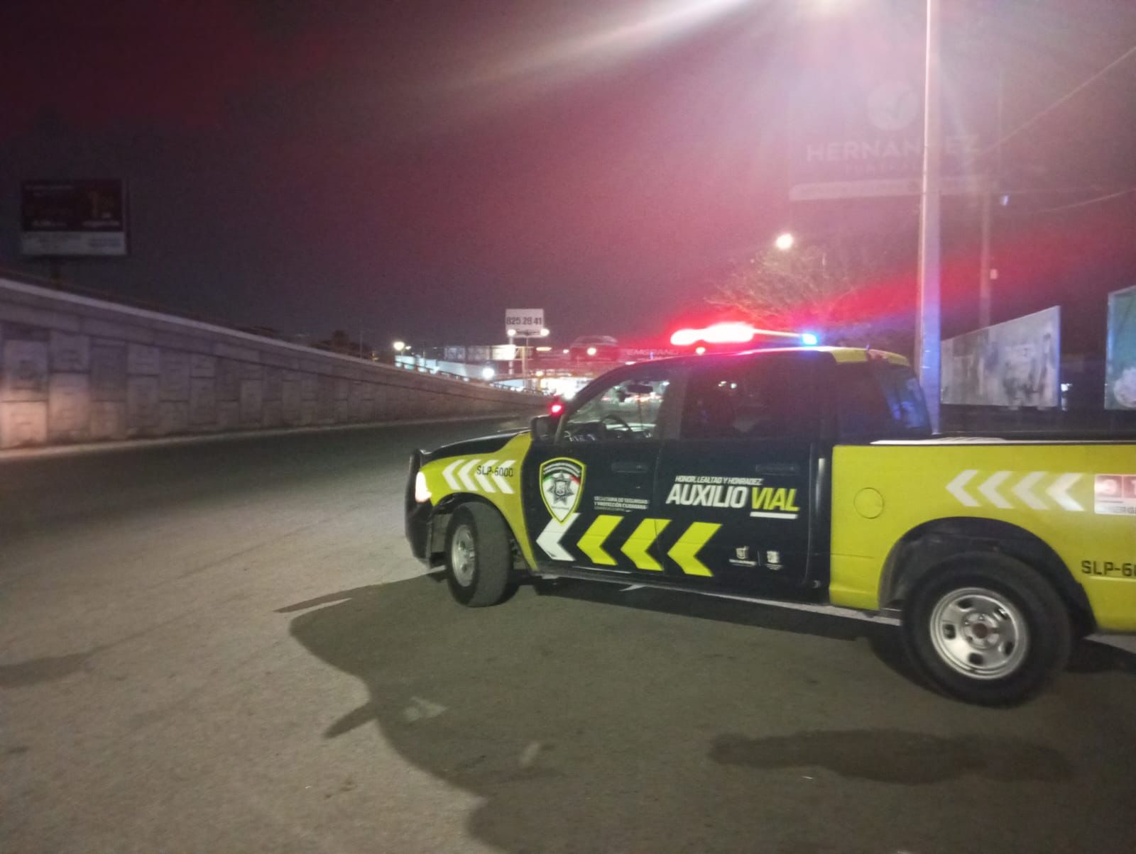 Fotografía de una patrulla con las torretas encendidas